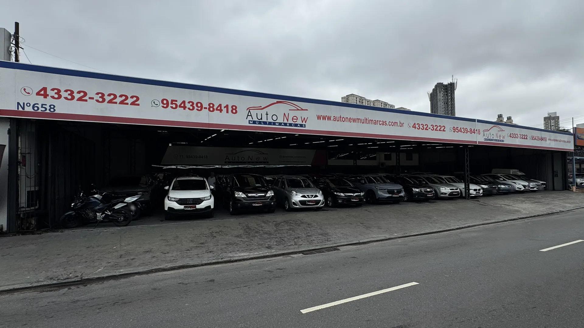 Fachada da AutoNew Multimarcas na Av. Brigadeiro Faria Lima, 658