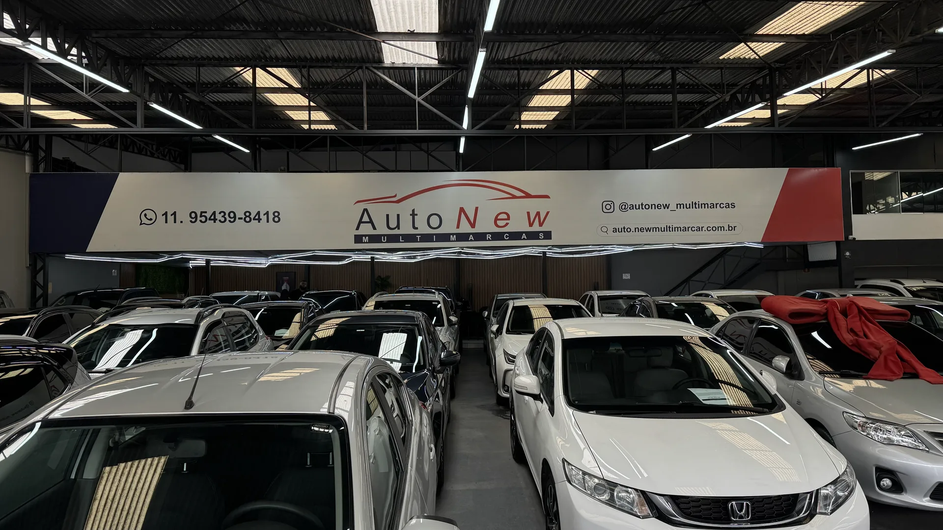Letreiro da AutoNew Multimarcas dentro do pátio coberto